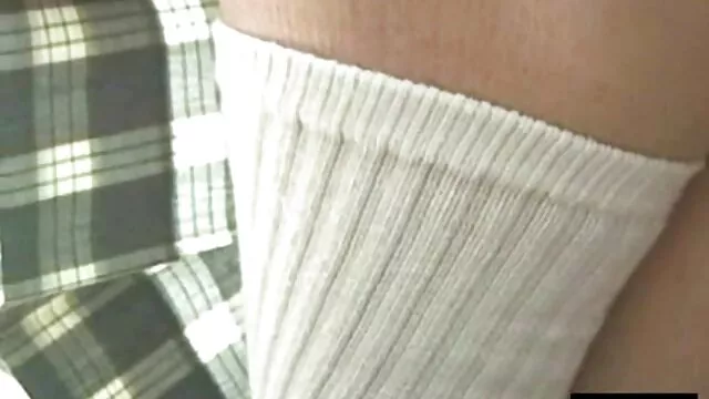 女孩们吃屎，她的屎屁股。 业余自制的三人行