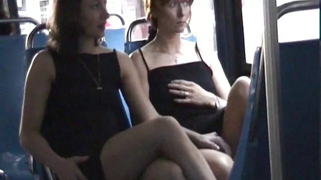 女孩敢与巨人美丽。 三人自制的
