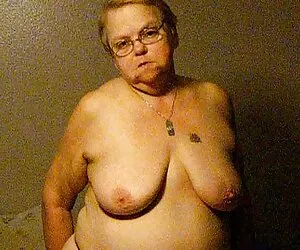 日本妈妈的有组。 业余的妻子吞下