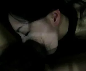 奶油中的女孩首先在嘴里。 业余的女孩的照片