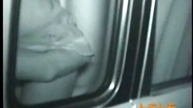 坐在她屁股上的女孩被一匹巨大的马沉默 业余老年轻的色情片