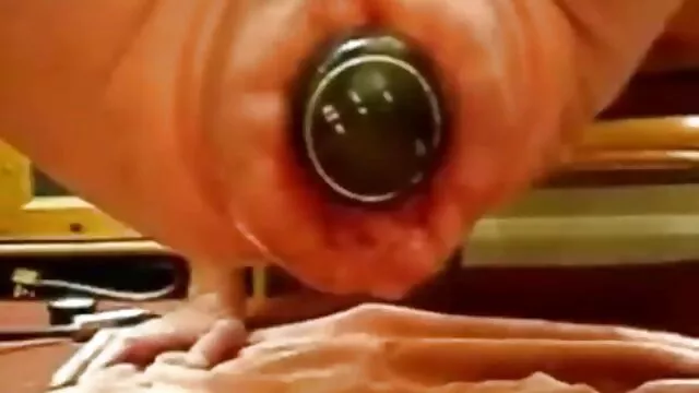 婴儿被带到她的男朋友。 自制的粗暴的性行为