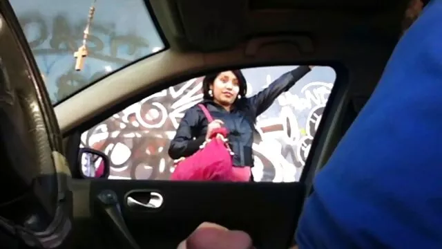 大摇摆喉咙试图在沙发上起床。 老式的色情业余的
