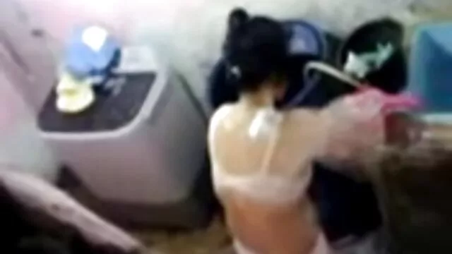 美丽的女孩，莱利正在玩他的新内衣 真正的业余女同性恋者