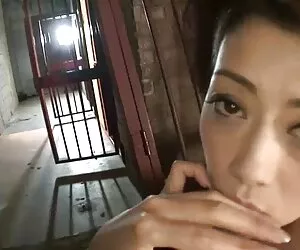 一对年轻夫妇在他们父母的车拍它在手机上。 业余妈妈色情