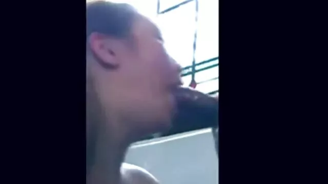 他在阳台上把一个女孩困在她的阴户里。 最好的免费色情业余的网站