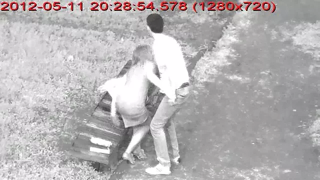她教男孩如何手淫。 乌业余管