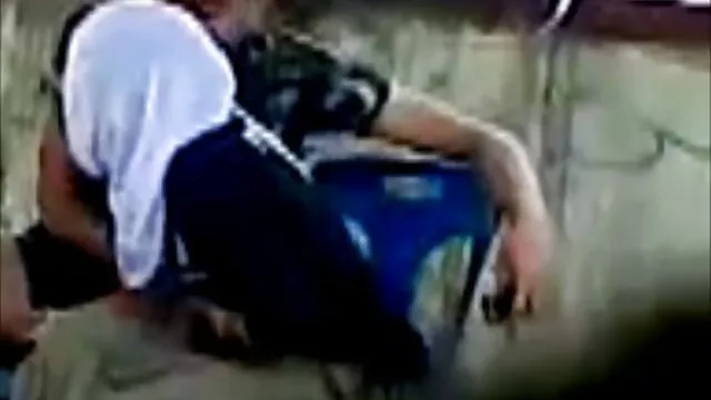丈夫在饭后一起在餐桌上操他的妻子。 成熟的业余裸体的照片