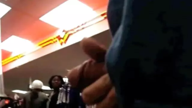 美丽的几个狂欢在公共 业余的妻子分享视频