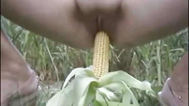 被她的阴部束缚的金发木偶，用她激烈的射击'手指，一个变态的绅士。 业余吹箫的照片