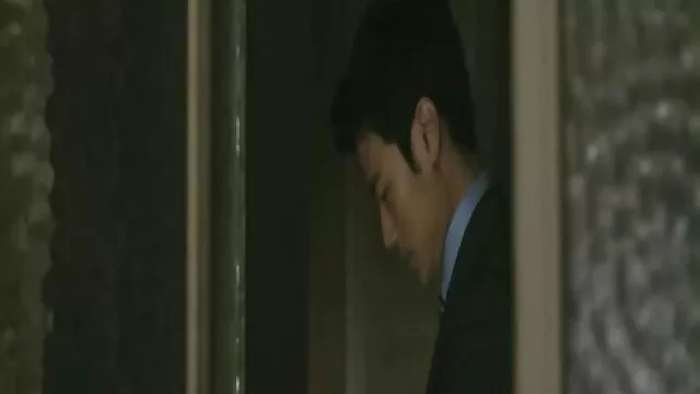 性别与女人在黑色短裤狗爬式 放荡的人自制的