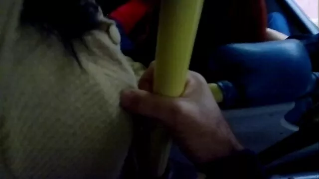 出租车司机在靠近汽车的路边的乘客。 自制偷窥
