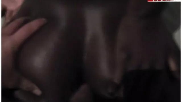 一个角质，恶心的女孩想要他妈的像一个荡妇的钱。 线控制动家庭色情