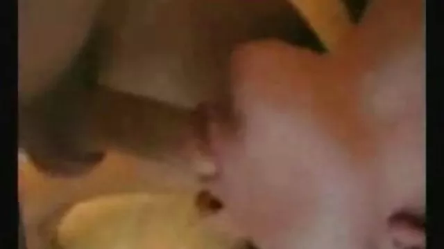 金发乌鸦经常与妓女分享戒指。 肛门成熟的业余