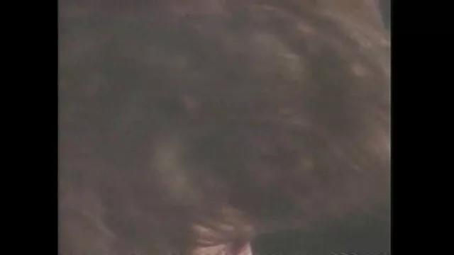 爱贝茨指南高潮为他或她的日立魔杖。 醉酒的妻子做爱