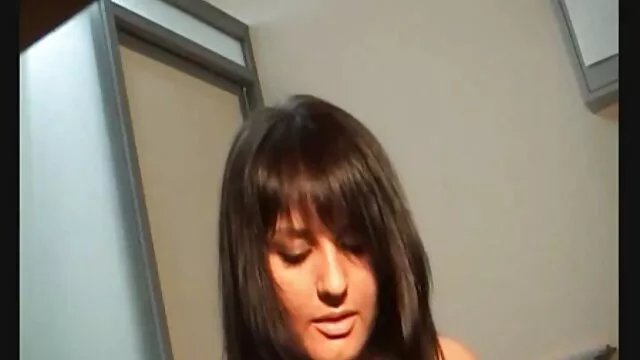 18videoz-萨布丽娜摩尔-公鸡马到 业余异族肛门