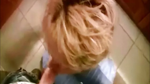 持有优雅，将丁字裤与高跟鞋 业余线控制动的妻子