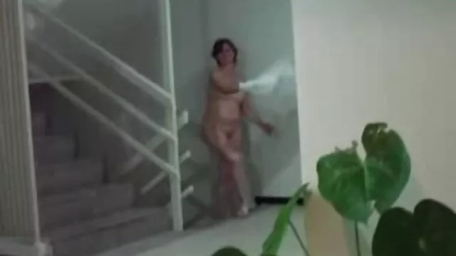 填写在阳台上的女孩 浪漫的业余性