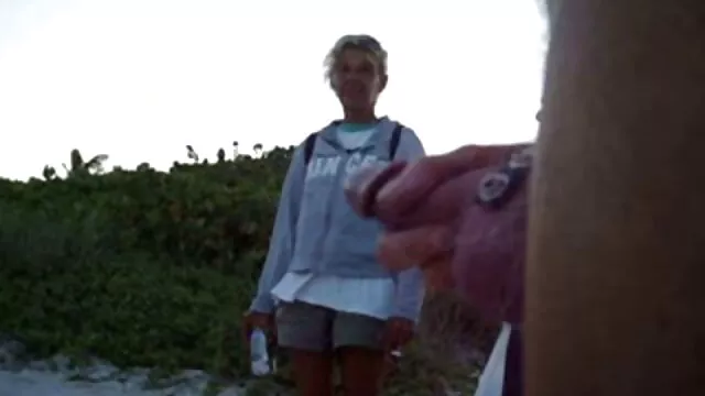 欧元泥犁在桌子上的一间公寓 女同性恋者自制的