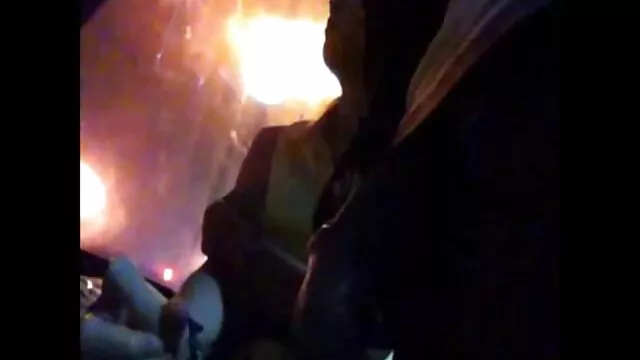 可爱的女孩坐在一个玩具的摄像头。 大规模的奶业余的