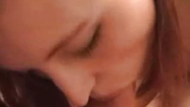 足球运动员，石头，然后在考试中踢他的胸部之间。 大奶业余吹箫