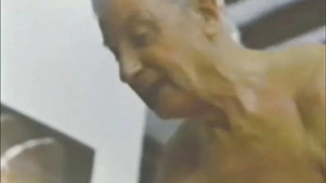 大成熟的妈妈狗屎在游泳池。 胖乎乎的色情业余