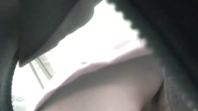 丰满的金发女郎吃它，然后它了。 线控制动自制的性爱