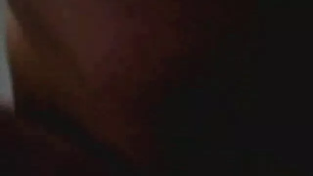 海滩抓住了裸体的人在水中奔跑。 业余的摩洛伊斯兰解放阵线的自拍