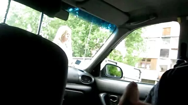 人群的人，黑色的，一个白人女孩，大黑公鸡在每一个洞 业余线控制动的妻子