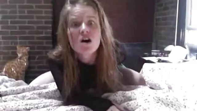 一个秃头的男人有一个肥屁股，一个靠近大海的女孩有一个大屁股 业余的女孩接吻