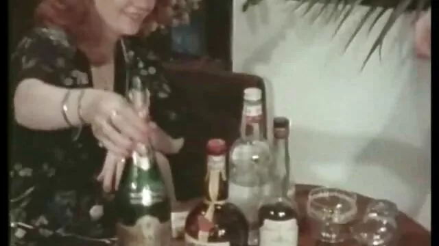 一个金发女郎一个洞，一个她的屁股。 女性主导的自制